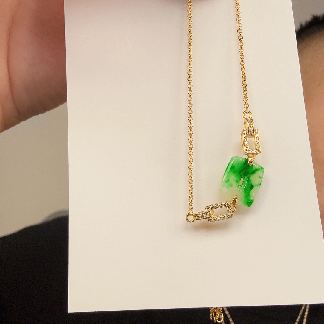 翡翠未镶嵌颈饰一件