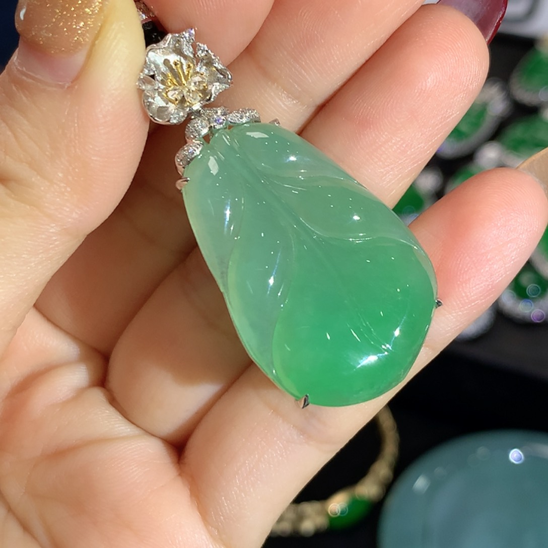 翡翠挂件18K金镶嵌叶子