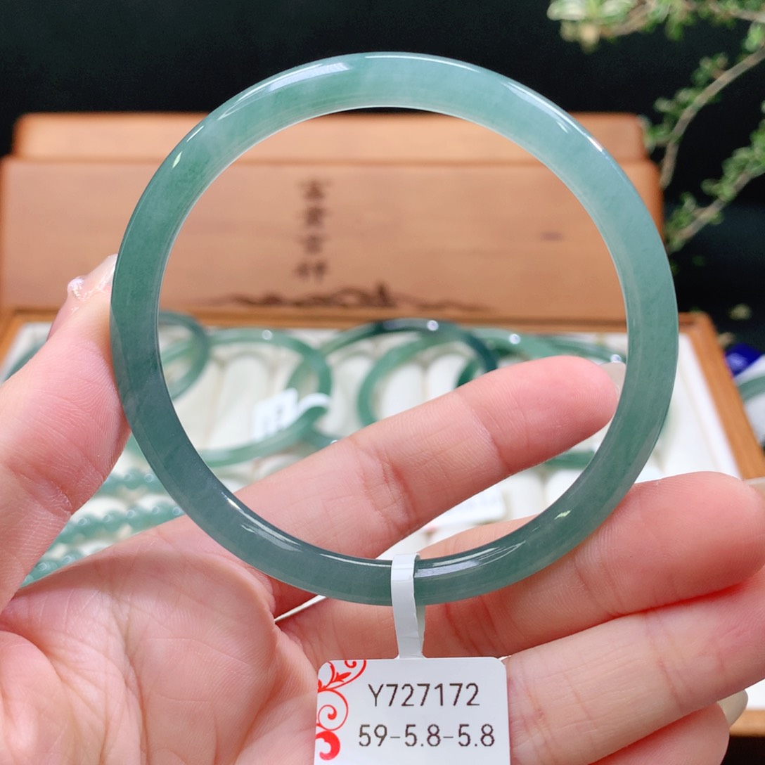 翡翠手镯未镶嵌天然