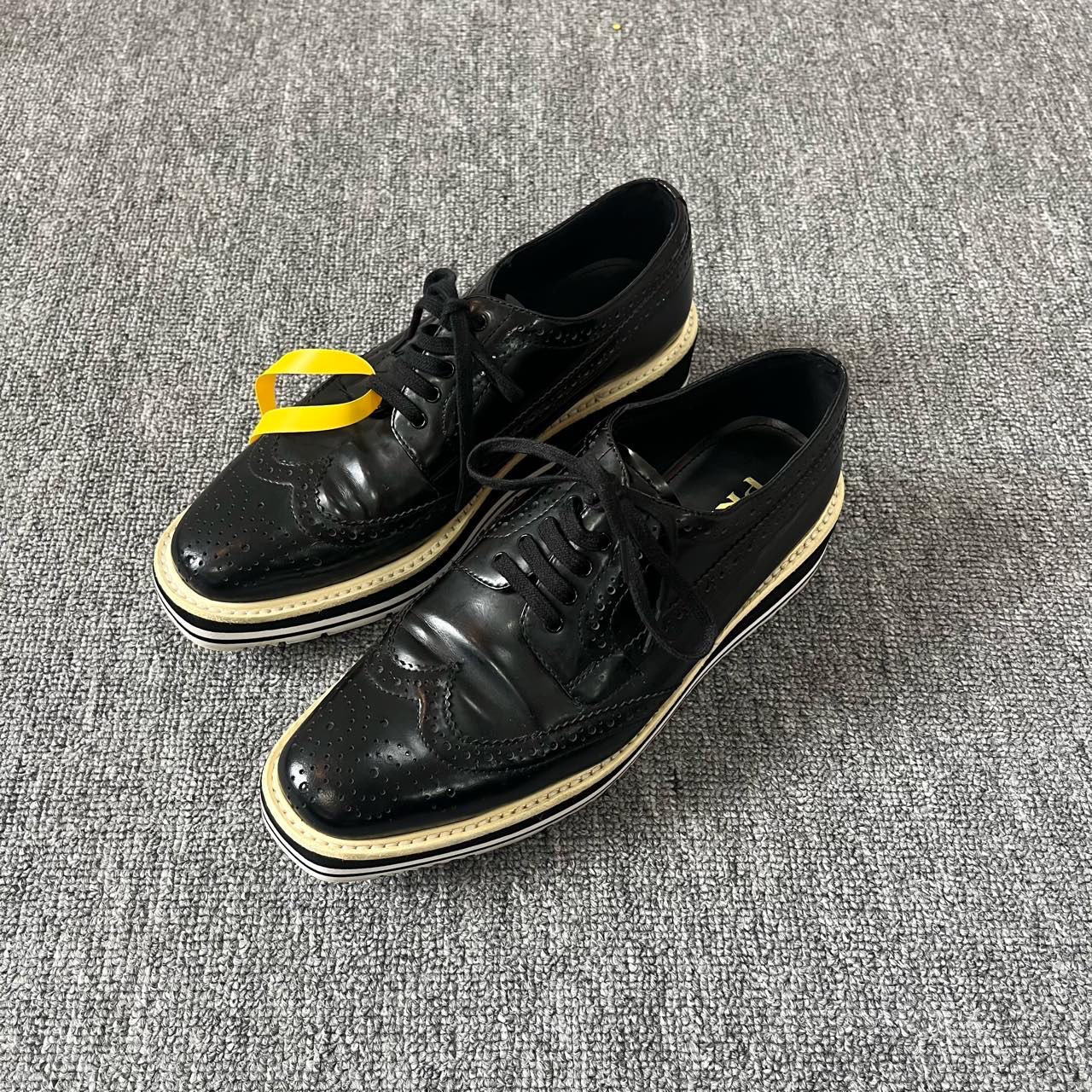 95新 Prada/普拉达 纯色系带平底鞋 38码/1500