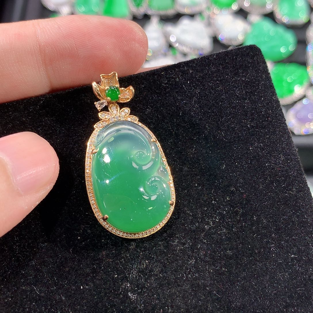 翡翠18K金镶嵌颈饰