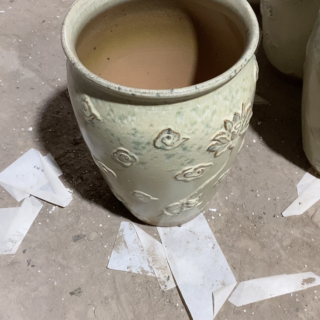 紫砂花盆瑕疵20/30；vjgg