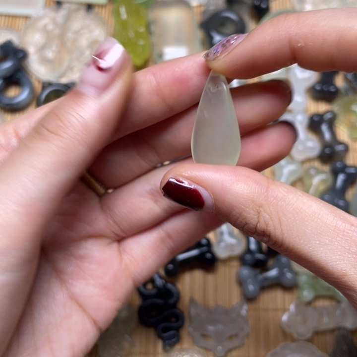 蛇纹石玉颈饰未镶嵌