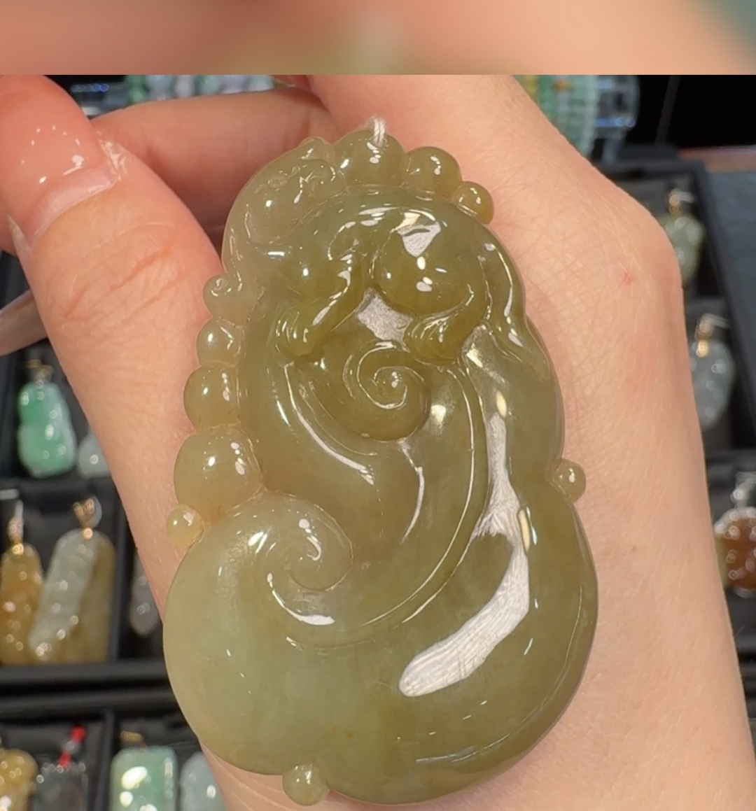 缅甸天然翡翠a货冰黄翡如意吊坠尺寸：53.1*33.3*7.3