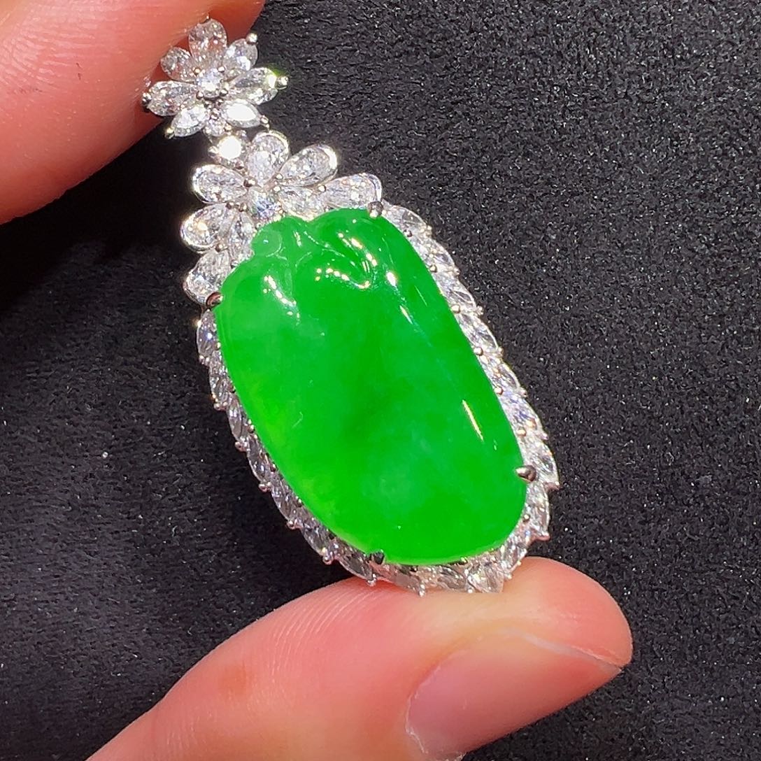 翡翠18K金镶嵌颈饰