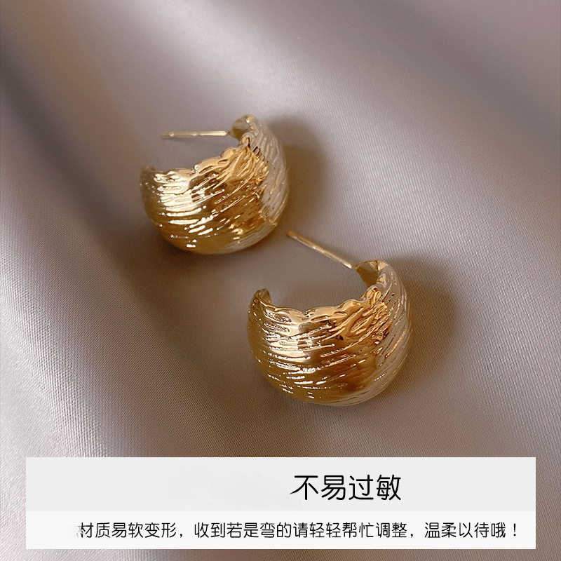 新款港风简约宽面半弯金属耳环时尚高级大气百搭气质轻奢饰品