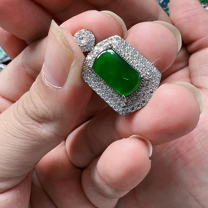 翡翠颈饰未镶嵌天然A货翡翠放漏