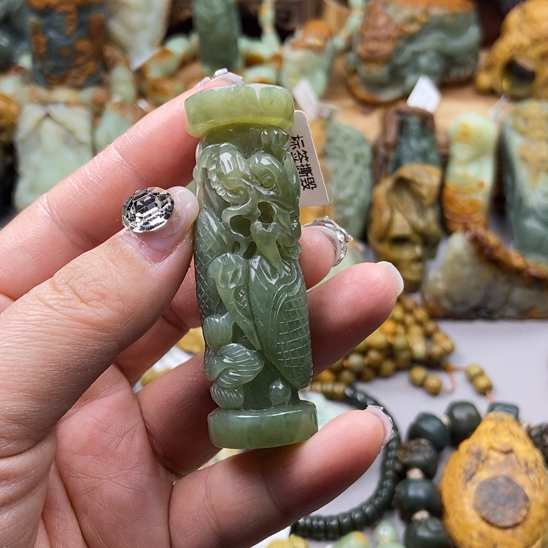 岫岩老玉（透闪石质玉）挂坠未镶嵌