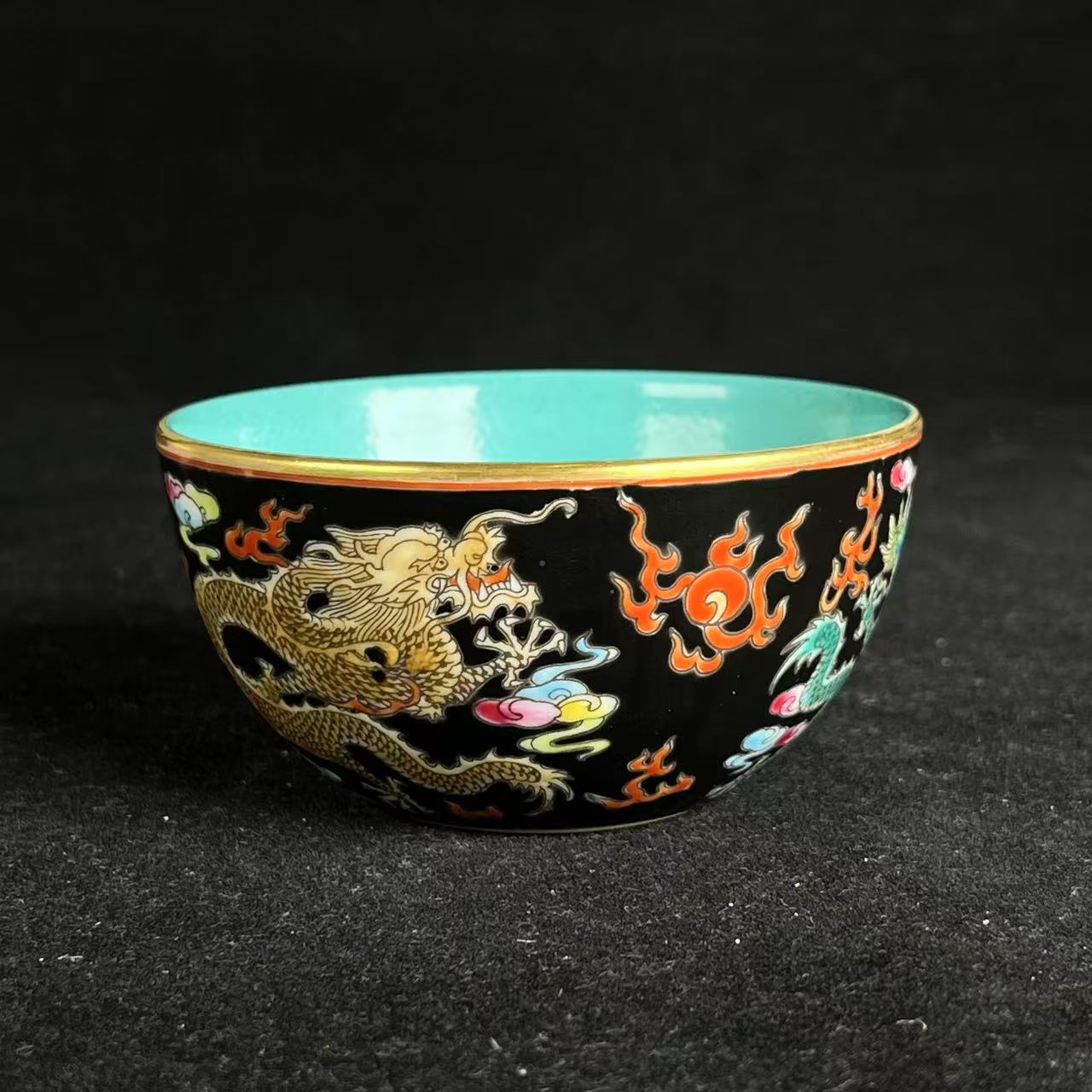 F内松石绿外墨地粉彩云龙戏珠纹卧足杯