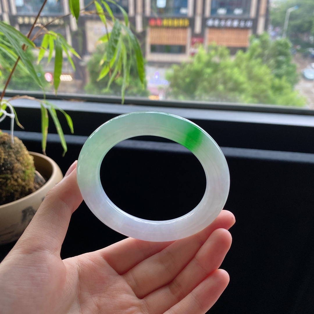 好色珠宝  圈口56缅甸老坑A货冰糯种阳绿圆条女款翡翠手镯
