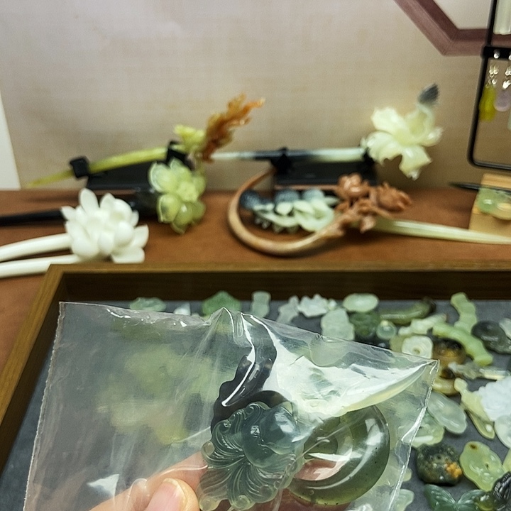 禾***盒蛇纹石玉未镶嵌发饰