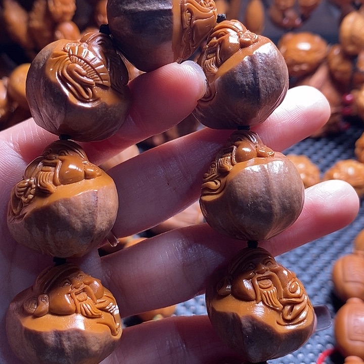 吊坠橄榄核玉**哥包衣财神