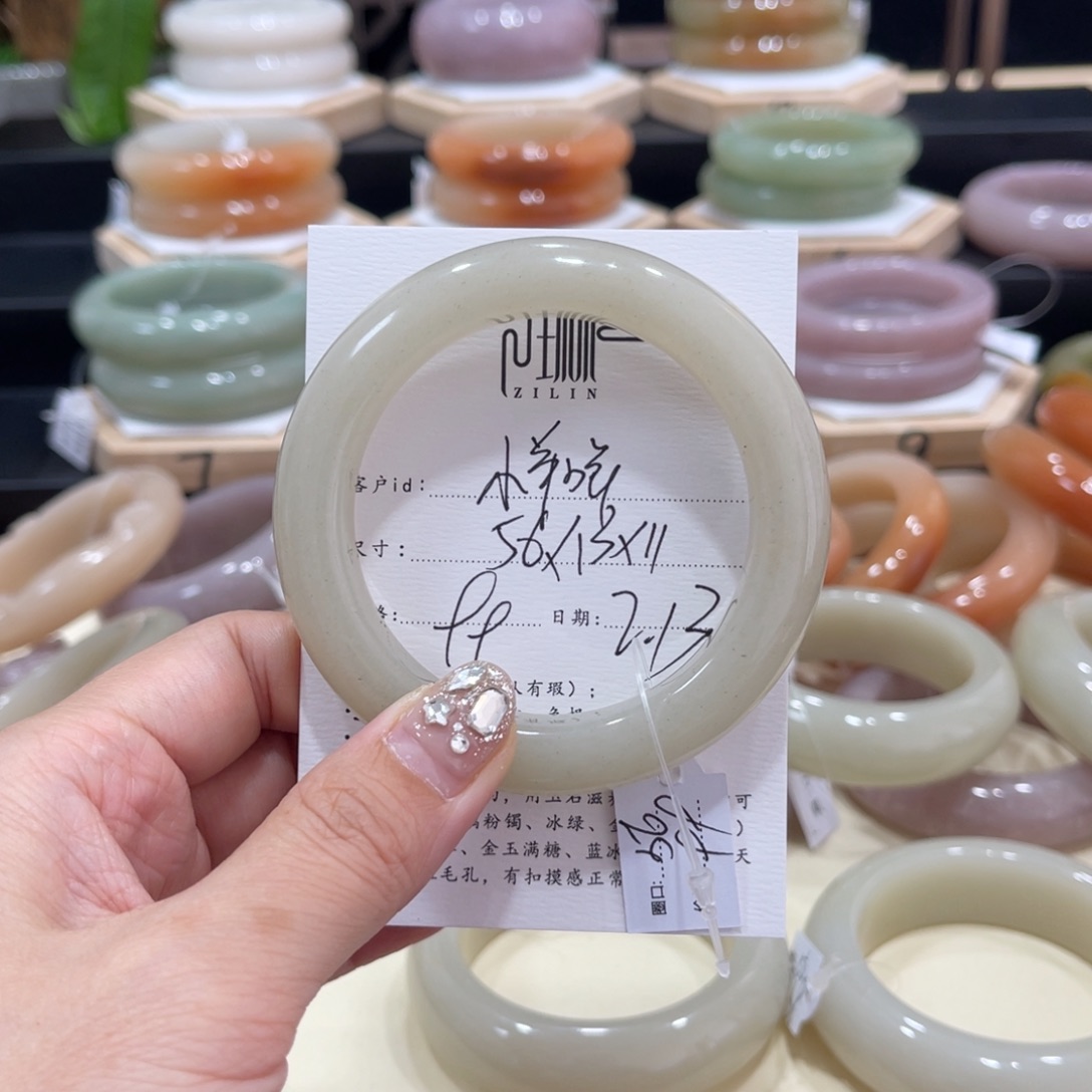 石英质玉手镯未镶嵌小***?