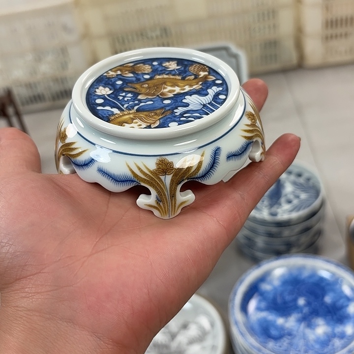 瓷片釉里金鱼藻板凳盖至