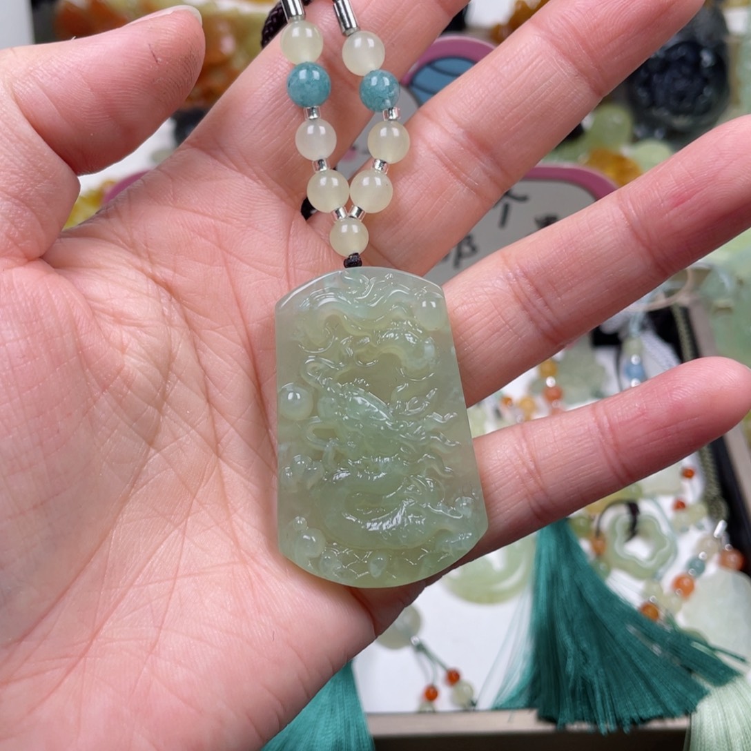 蛇纹石玉未镶嵌颈饰