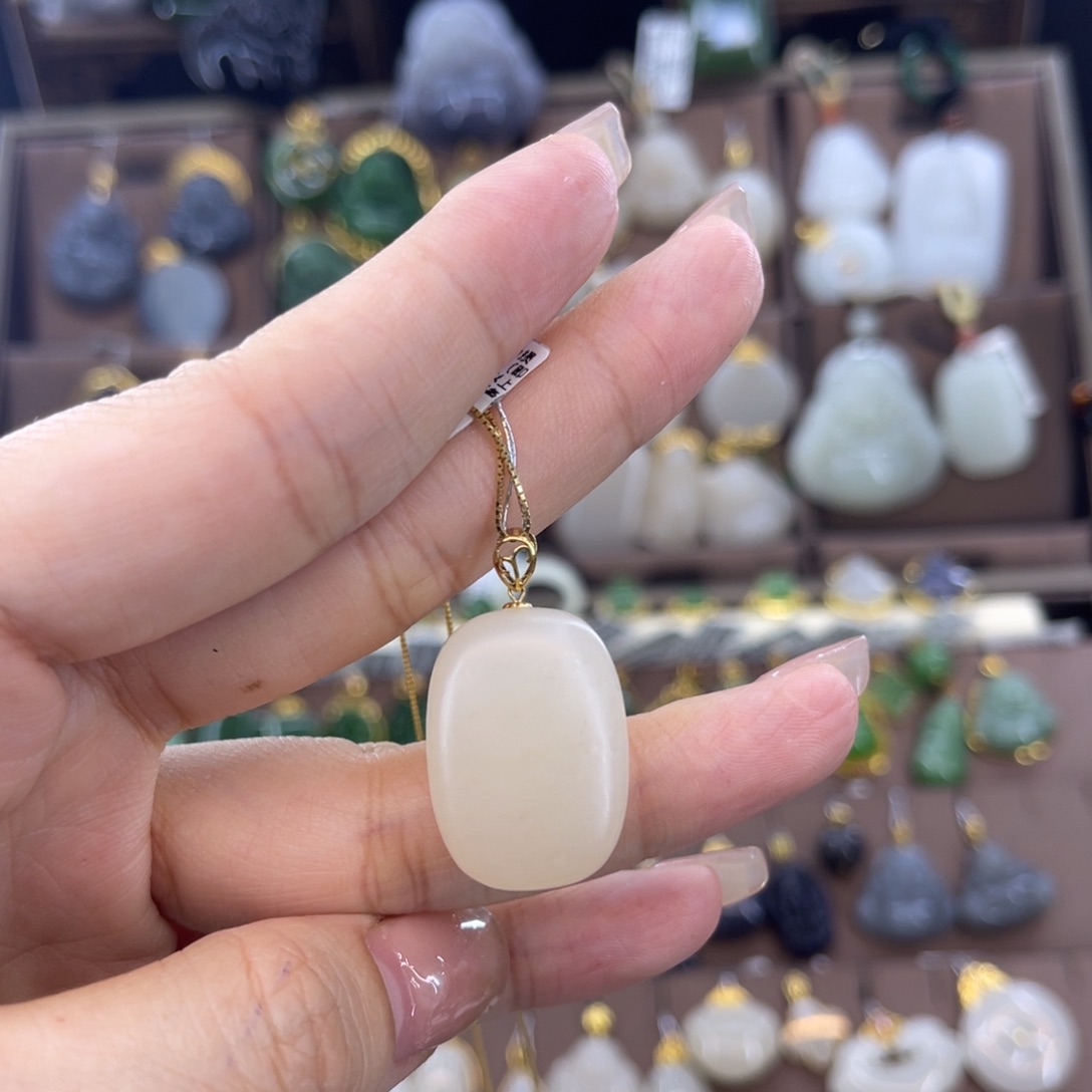 和田玉吊坠18K金镶嵌