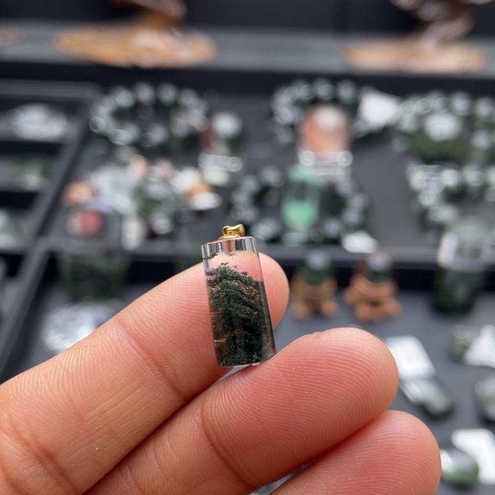 艺****18K金镶嵌水晶颈饰绿幽灵柱子定制