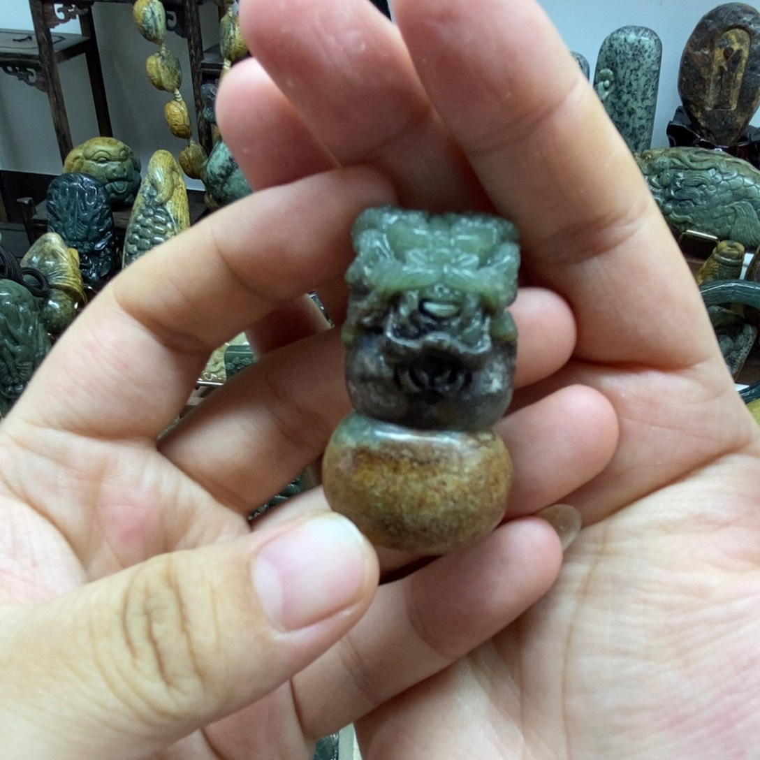 未镶嵌岫岩河磨玉（透闪石质玉）把件沫*