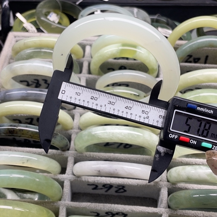 蛇纹石玉未镶嵌手镯298