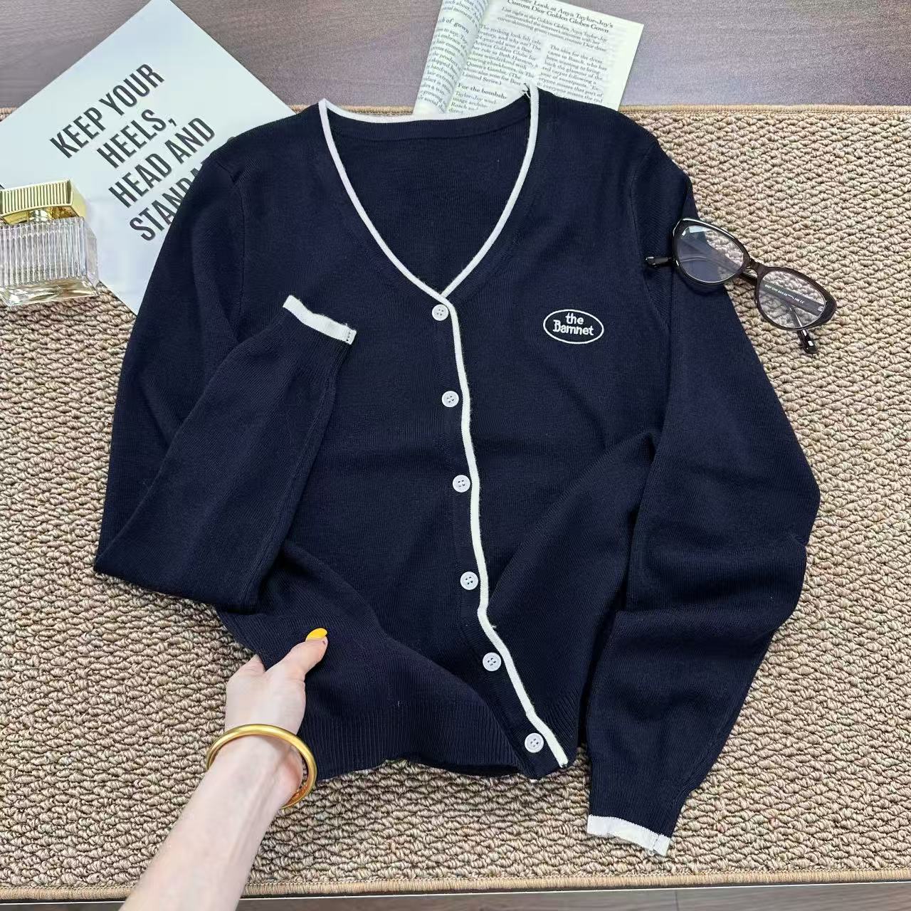 【悠蓝】好显白呀！韩版外单 英文刺绣减龄正肩针织衫Y3768蓝