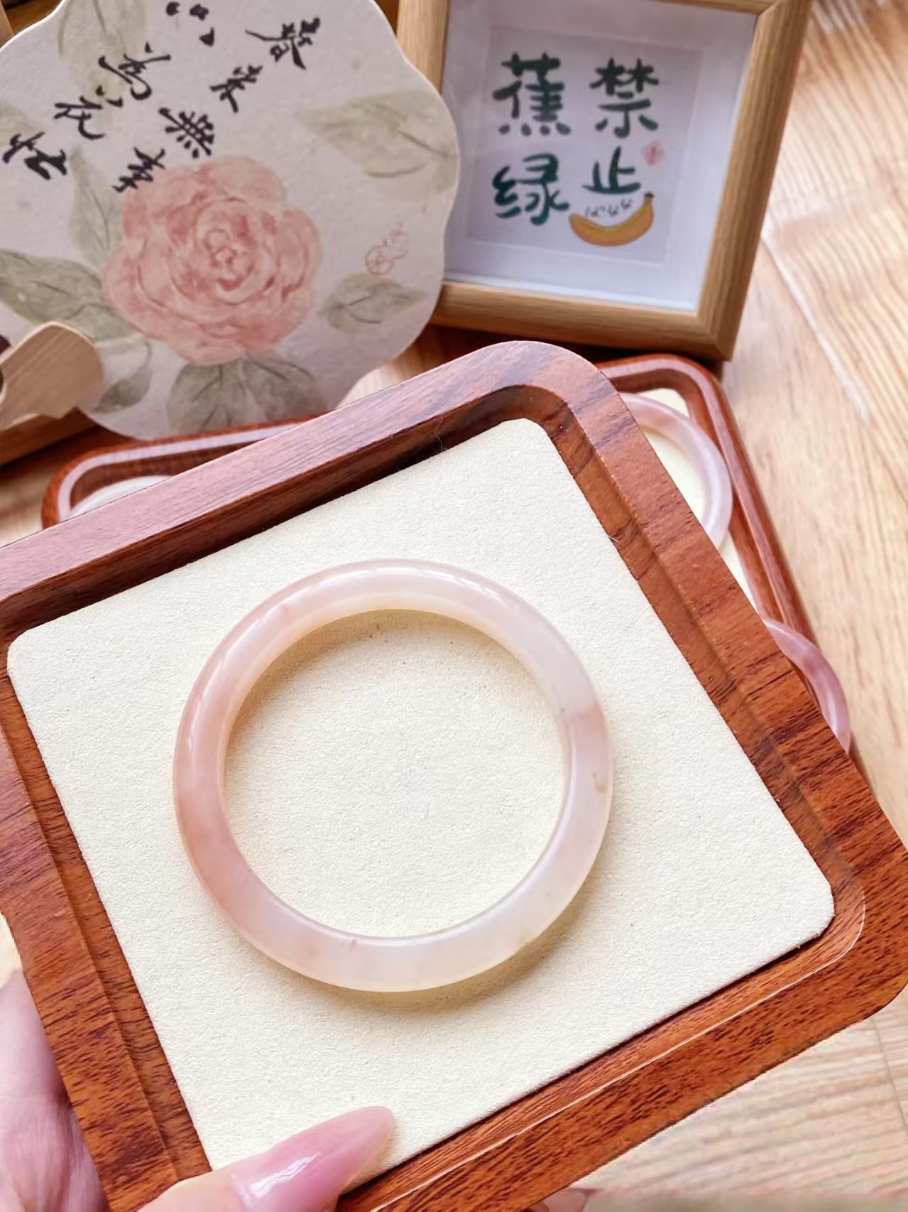 粉粉桃花酿手镯 发其一 以直播间为准（请勿私拍）