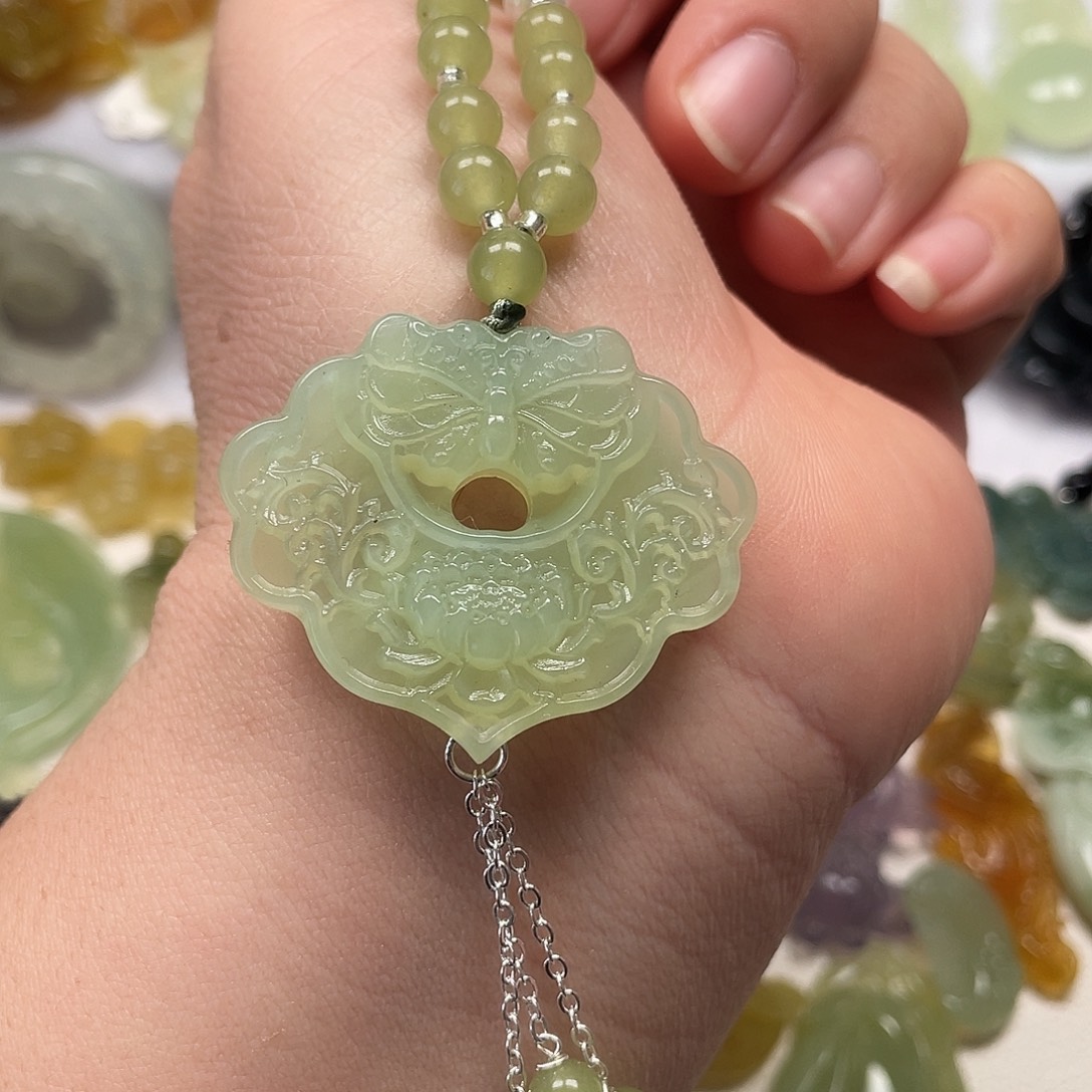 蛇纹石玉未镶嵌颈饰