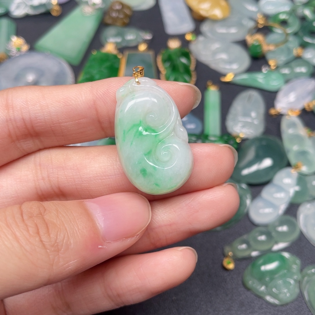 翡翠颈饰18K金镶嵌翡翠