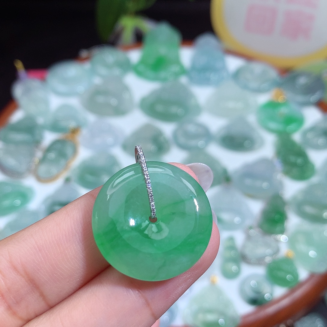 大****翡翠未镶嵌颈饰平安