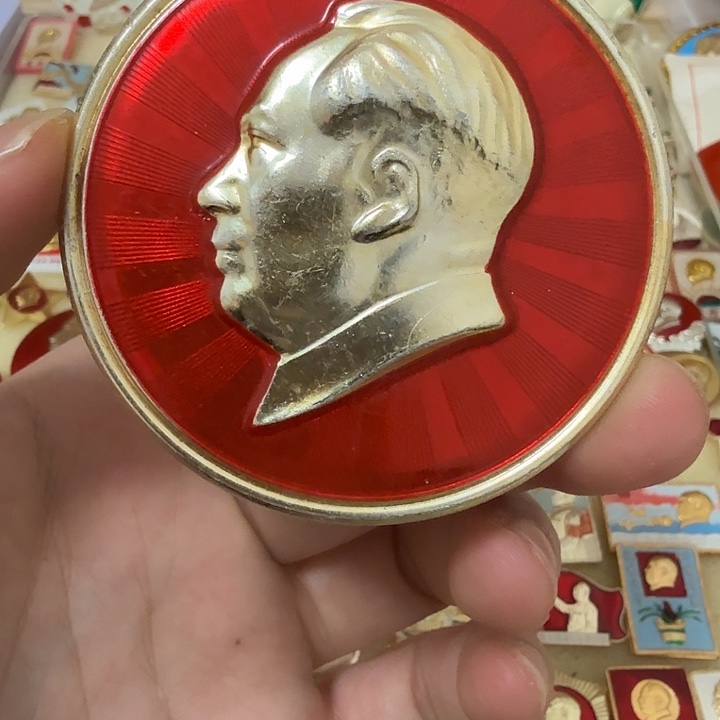 宜***人铝毛爷爷像章，万岁