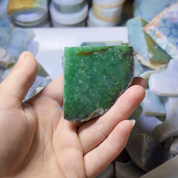 颈饰未镶嵌翡翠星****?