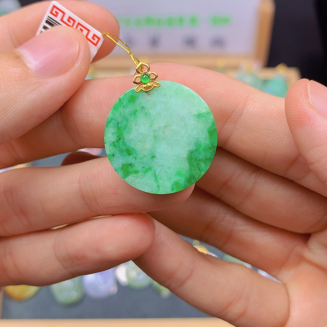 翡翠18K金镶嵌颈饰万****利翡翠