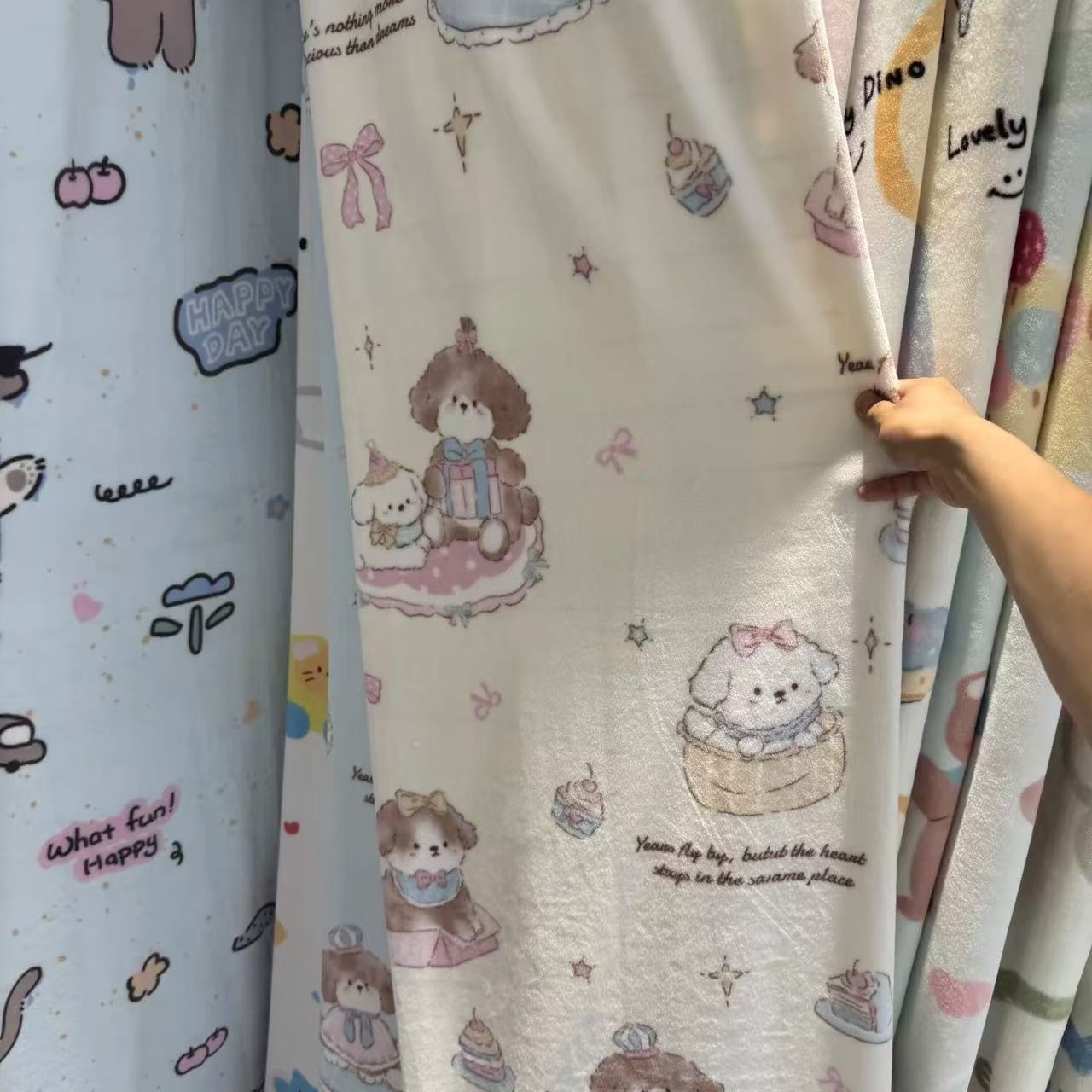 C：牛奶绒布料，默认瑕疵不退换（直播间编号产品，实物以直播间为准）