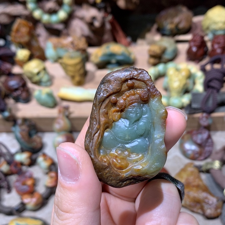 未镶嵌岫岩河磨玉（透闪石质玉）挂件