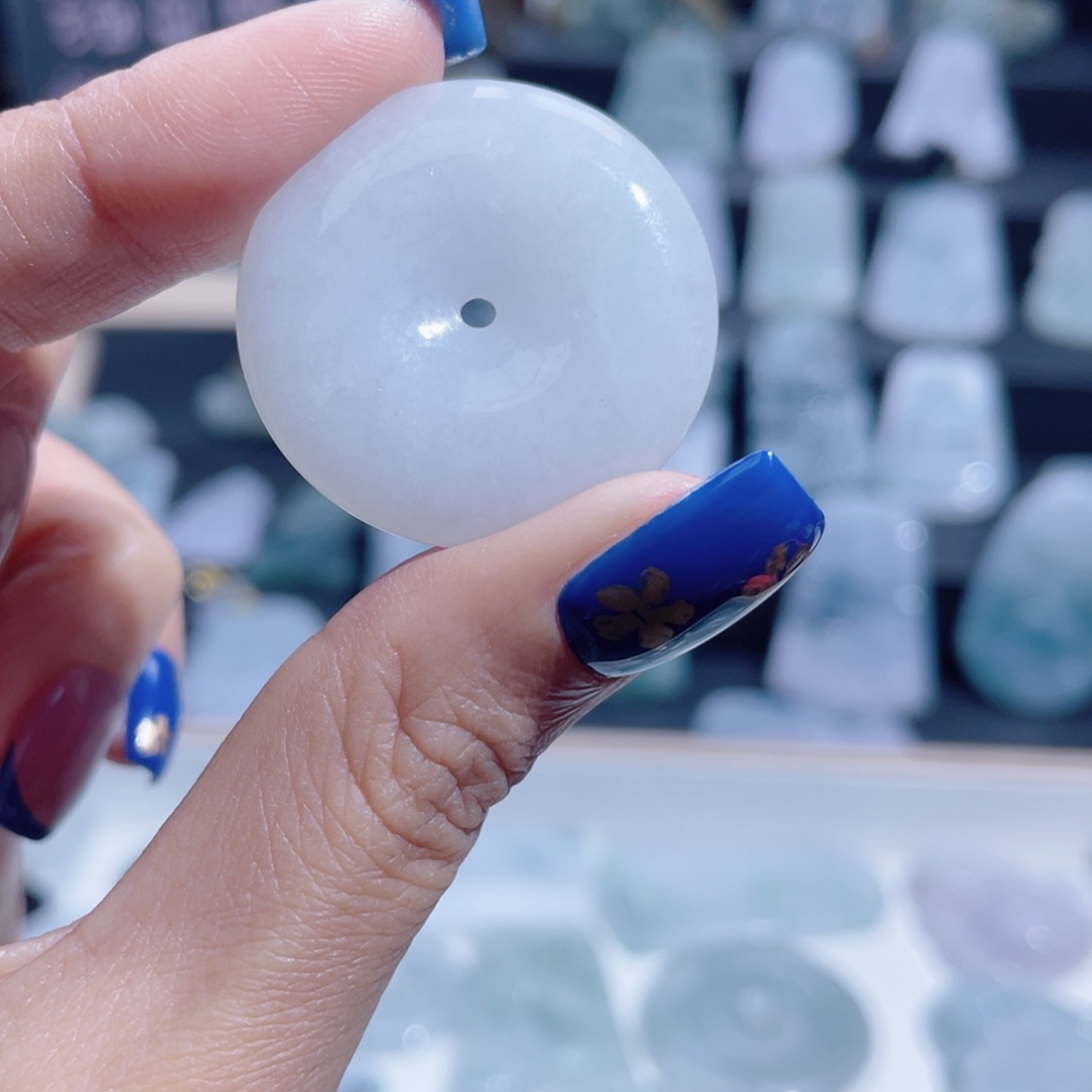 用***9翡翠未镶嵌颈饰平安扣