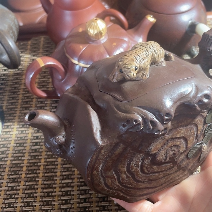 紫砂茶壶原矿泥料手工制作的紫砂壶。