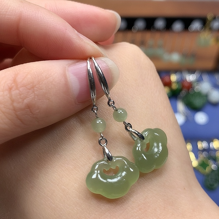 和田玉银S925镶嵌耳饰如意锁晴水色