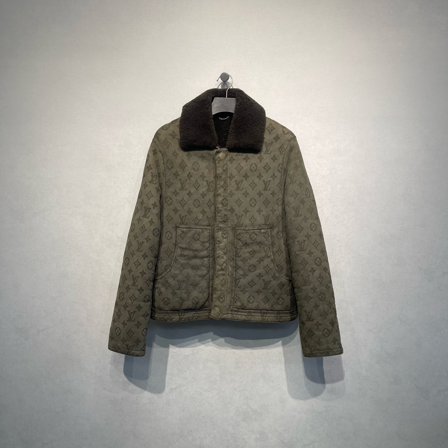 99新 LouisVuitton/路易威登 三花满印皮毛一体军绿色外套/52码