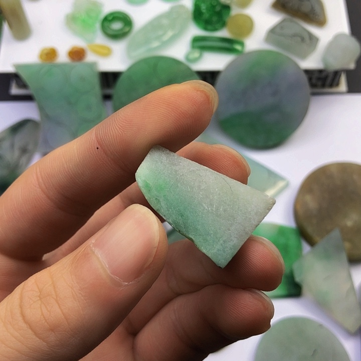 张***猫定制翡翠未镶嵌扣子