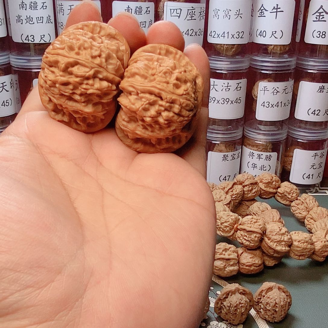 46尺寸白狮子文玩核桃