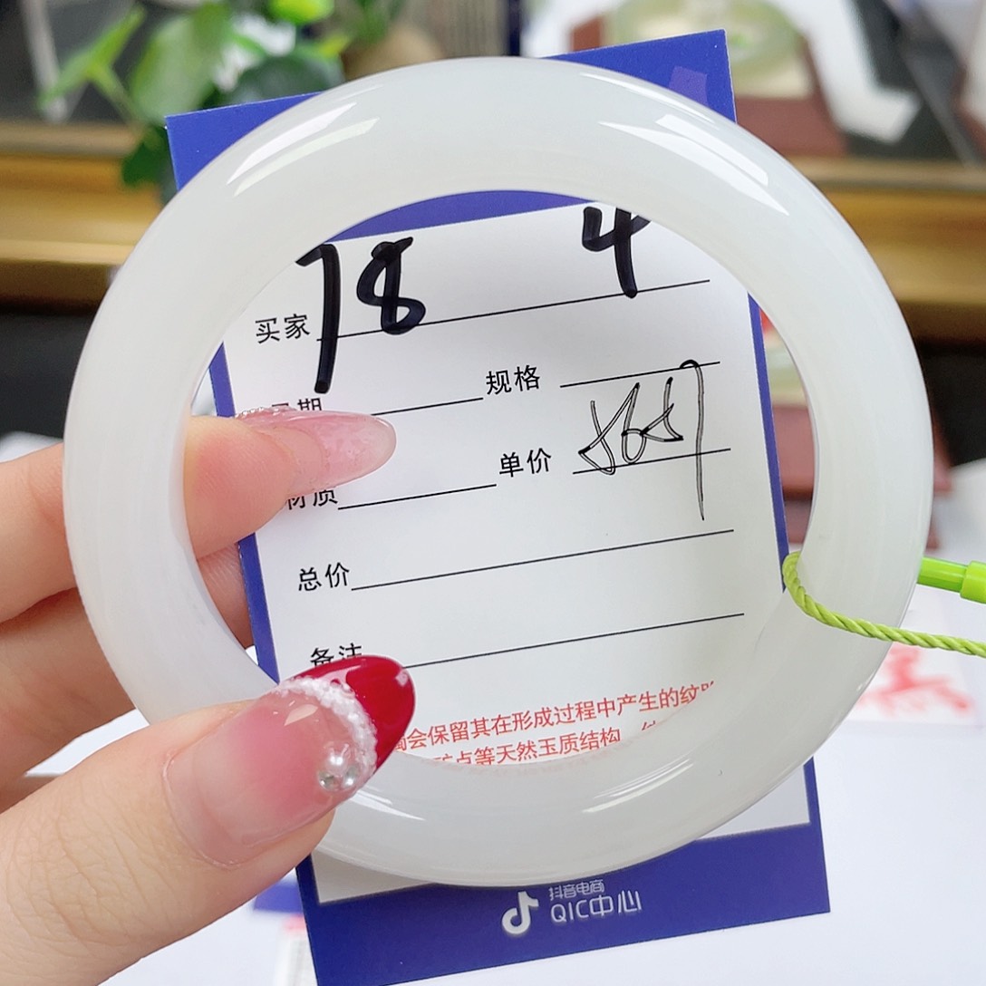 和田玉手镯未镶嵌每**谈