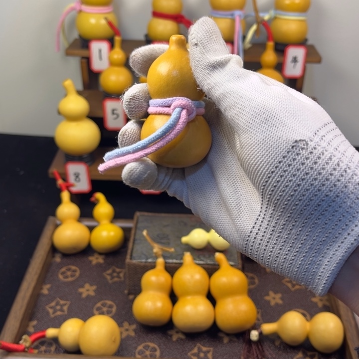 小尺寸奶嘴奶瓶一把