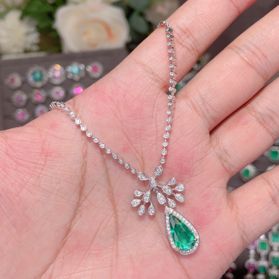 颈饰18K金镶嵌祖母绿1.37ct 