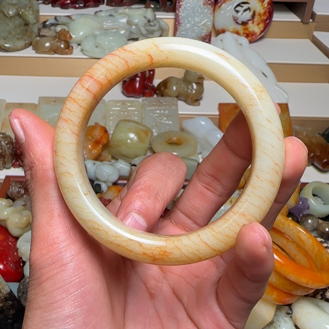 佛***忠和田玉未镶嵌颈饰