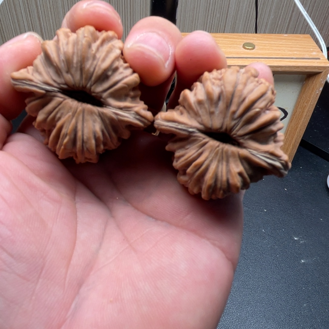 文玩核桃把件四座楼，尺寸42，尖有微水尖黄