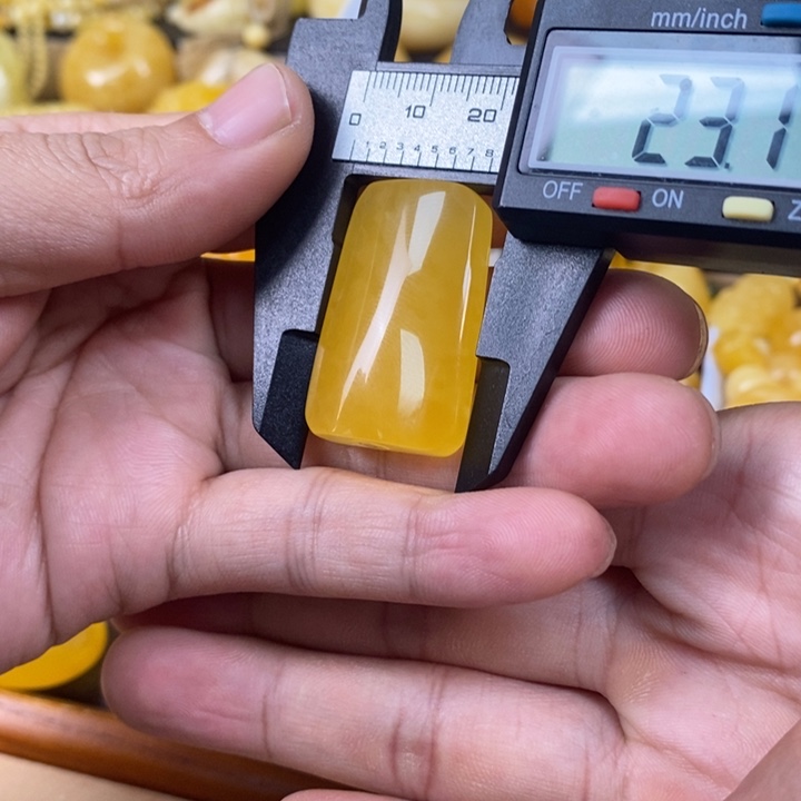 琥珀颈饰未镶嵌牌子