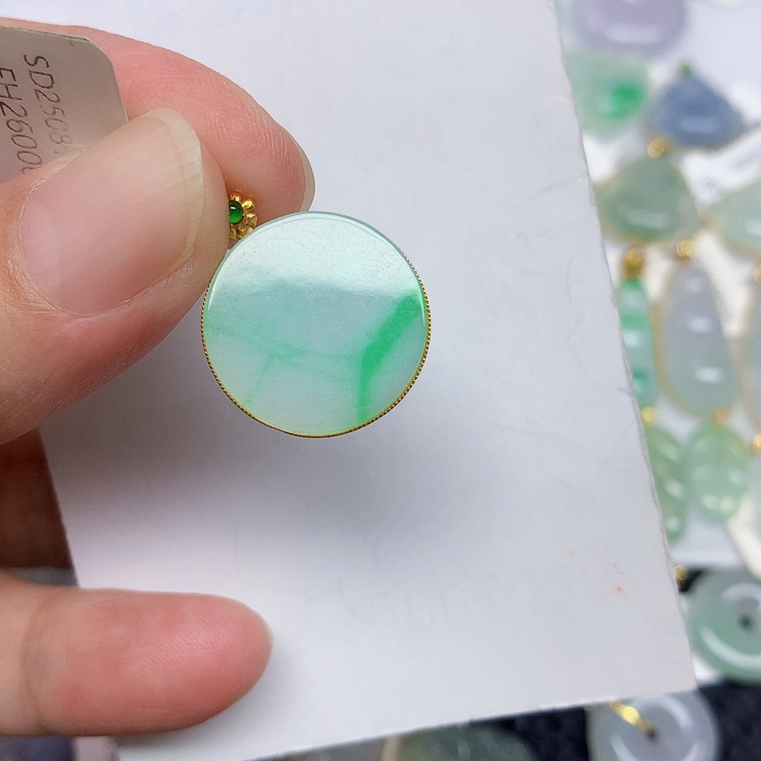 翡翠18K金镶嵌颈饰3467890