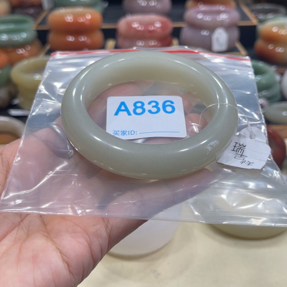 未镶嵌手镯石英岩玉