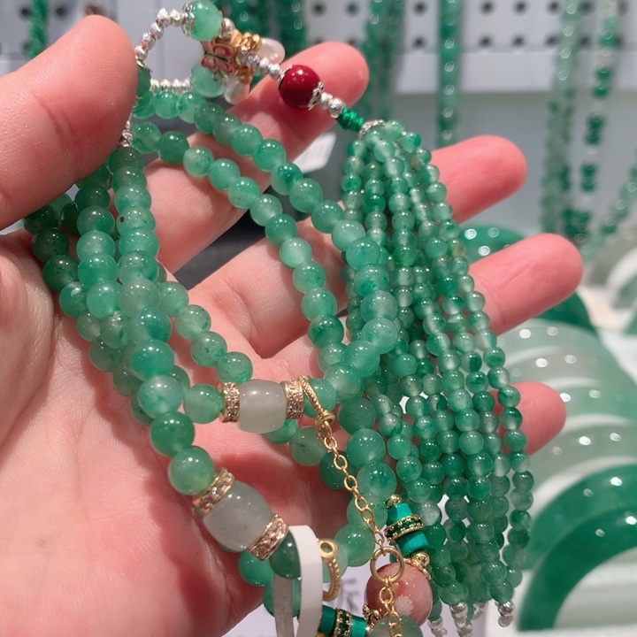 T***晴石英质玉（非洲翠）未镶嵌手镯