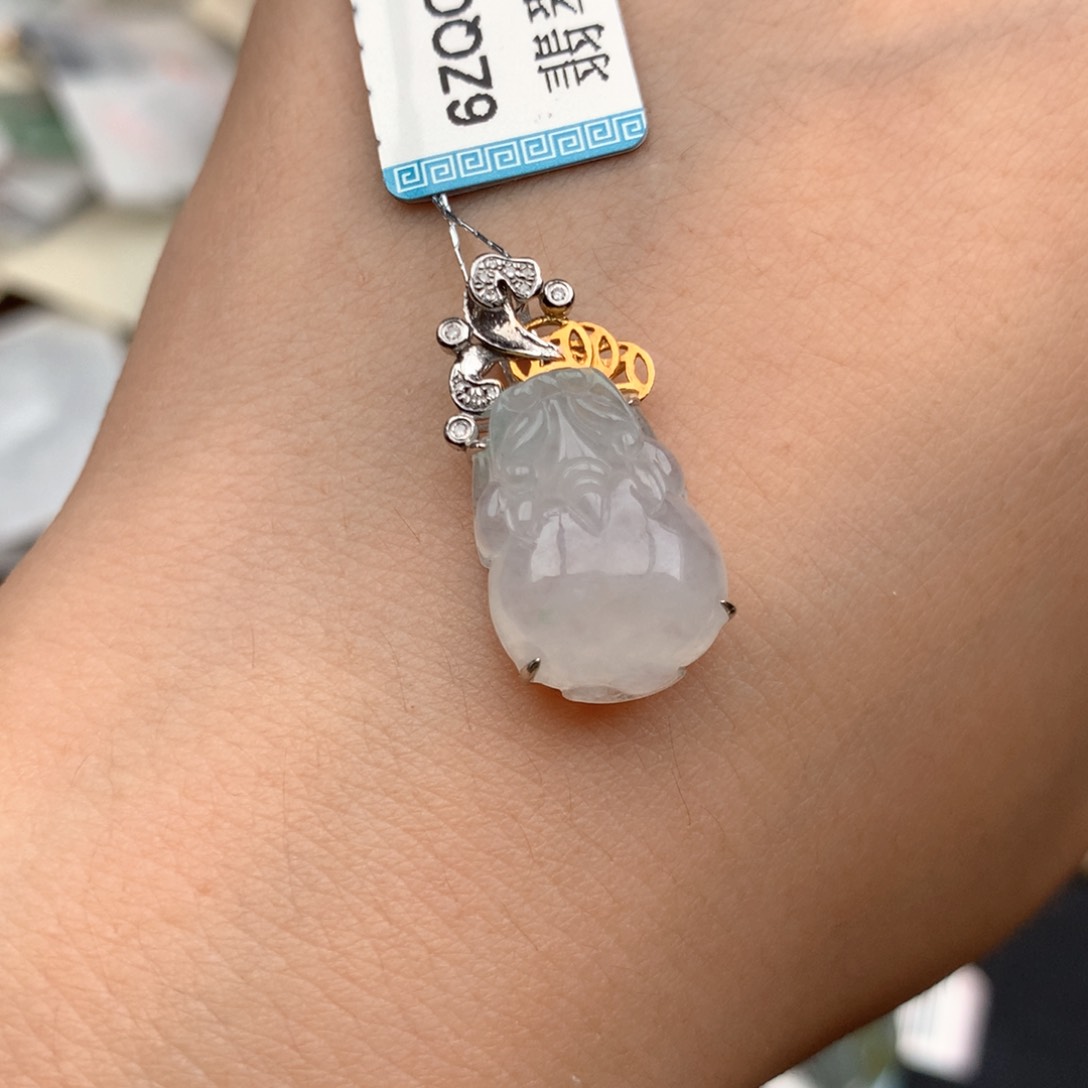 18K金镶嵌挂件翡翠