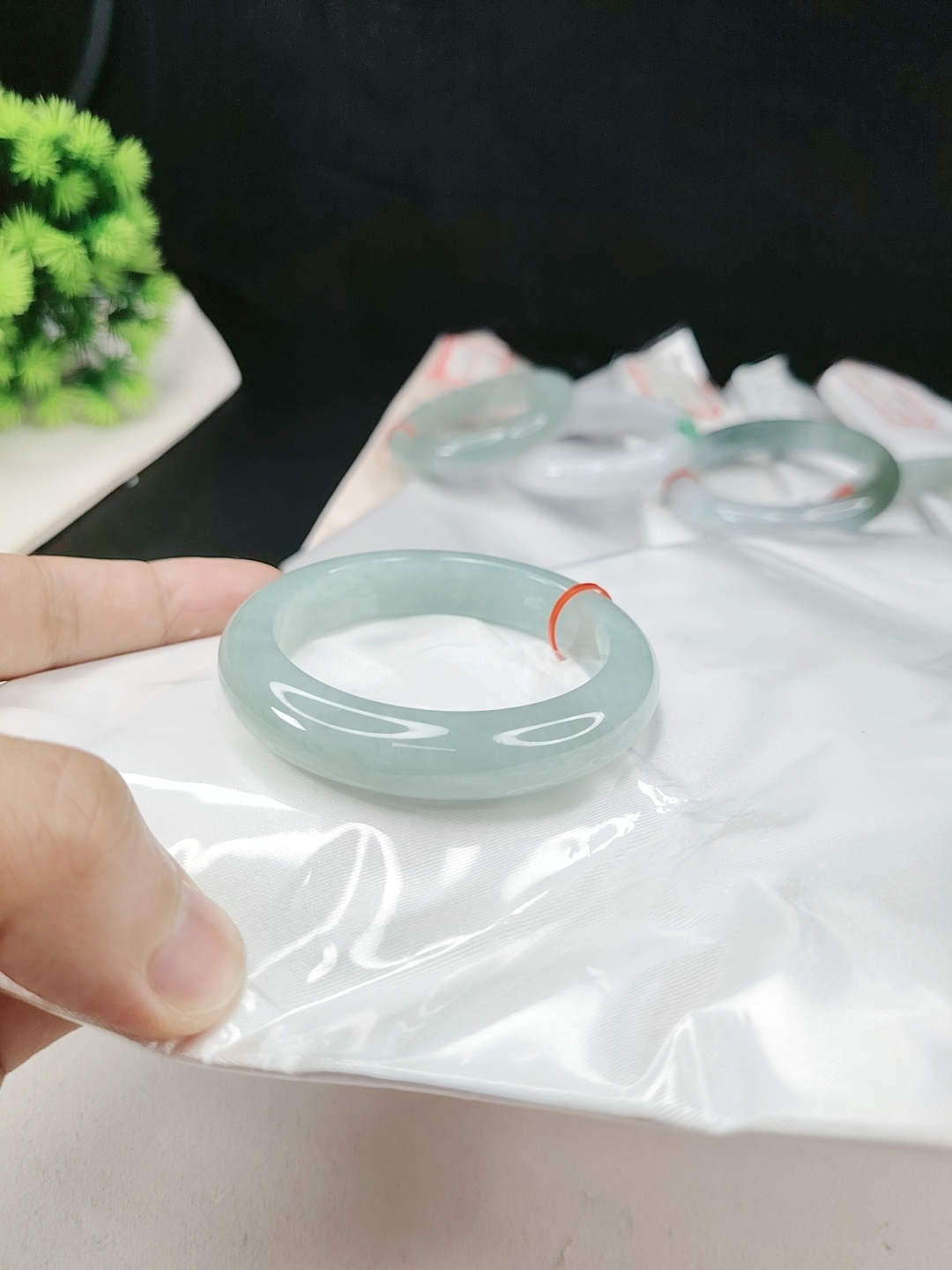 平安镯52.5圈口，冰种冰透浅蓝色质地，天然缅甸翡翠手镯A货